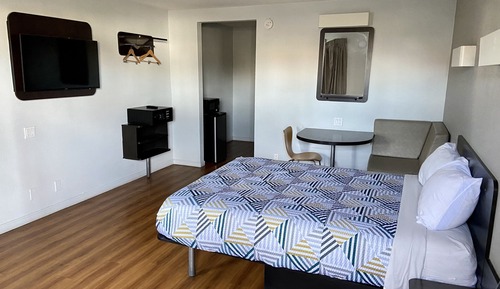 Deluxe Room, 1 Queen Bed, Non Smoking, Refrigerator & Microwave