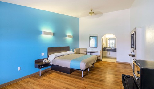 Deluxe Room, 1 King Bed, Smoking, Refrigerator & Microwave