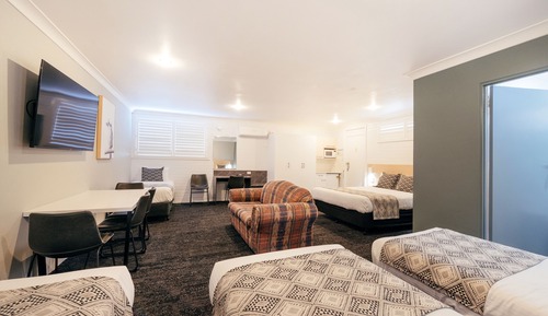 Family Suite, 1 Bedroom, Non Smoking, Kitchenette (Large Family Room)