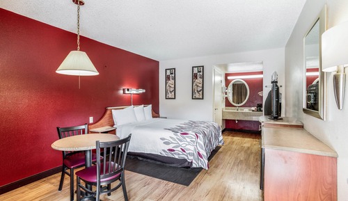 Deluxe Room, 1 Queen Bed (Smoke Free)