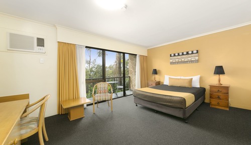 Standard Room, 1 Queen Bed, Balcony (Queen Suite)