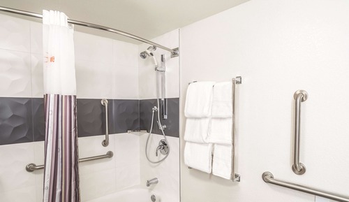 Room, 1 King Bed, Bathtub Grab Bars, Non Smoking (Mobility Accessible)