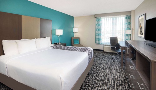 Deluxe Room, 1 King Bed, Accessible, View (Mobility Accessible, Airport View)
