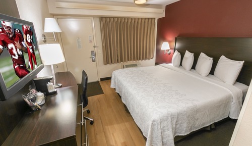 Premium Room, 1 King Bed, Accessible (Upgraded Bedding & Snack, Smoke Free)