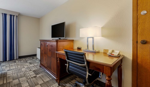 Standard Room, 2 Queen Beds, Non Smoking, Pool View (2nd Floor)