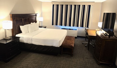 Standard Room, 1 King Bed, Accessible, Bathtub