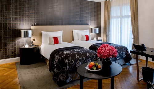 Room (Charming)