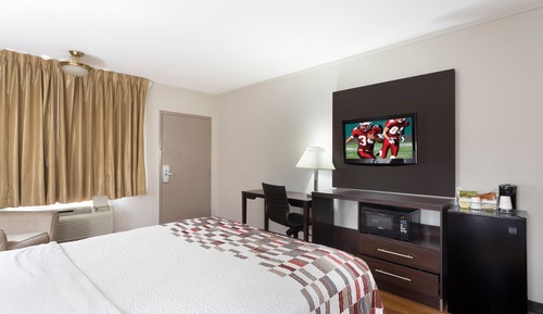Deluxe Room, 1 Queen Bed, Accessible, Smoking
