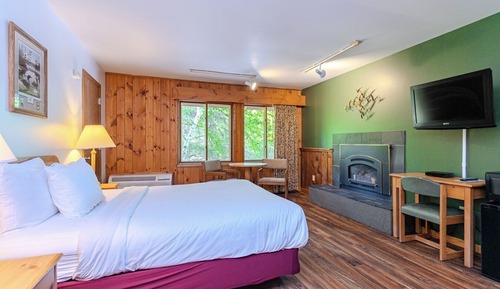 Deluxe 1 Queen, Fireplace, 2nd Floor