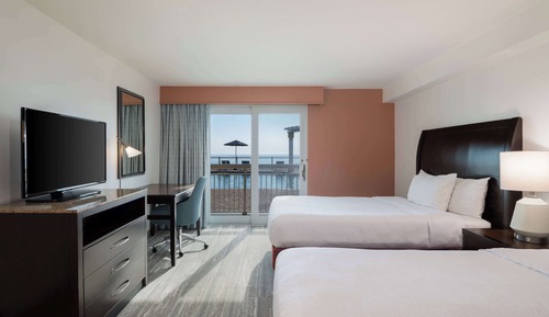 Room, 2 Queen Beds, Pool View