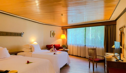 Superior Poolside (2 Queen Beds)