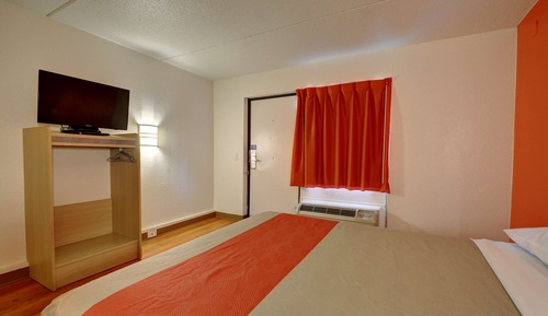 Standard Room, 1 Queen Bed, Non Smoking, Refrigerator & Microwave