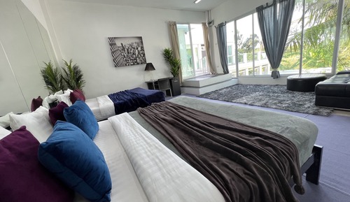 Five-Bedroom Villa with  Private Pool and Jacuzzi Village Palm Oasis
