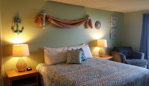 (D) Signature Room, 1 King Bed, Kitchen, Ocean View (No Children or Pets)