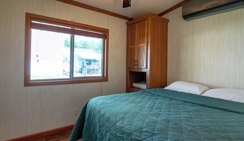 Deluxe Cabin, 2 Bedrooms (Park Model, Linens Included)