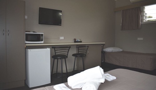 Twin room with 1 Queen bed and 1 Single bed