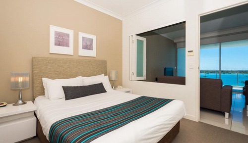1 Bedroom + Study, Broadwater View