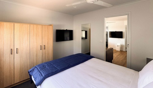 Classic Cabin (Sleeps 6)