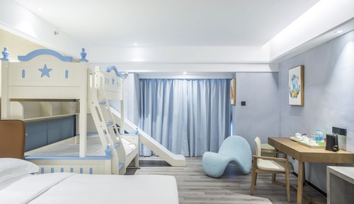 Family Room (1 King Bed & 1 Bunk Bed)