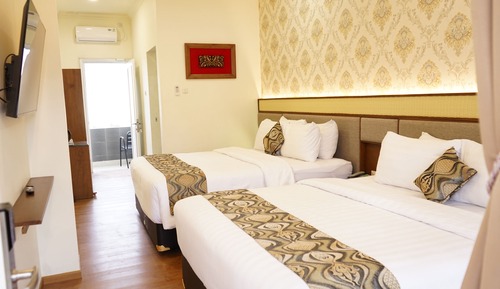 Poolside Balcony Twin Bed