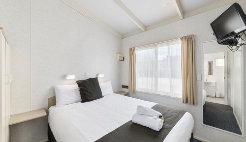 Queen Spa Cabin