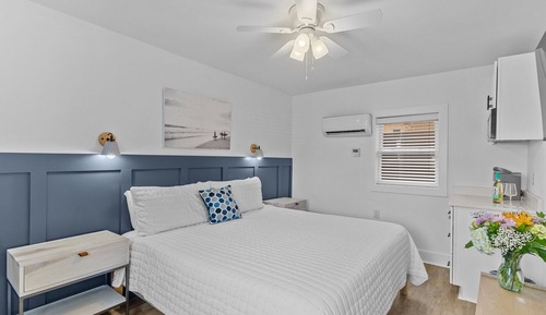 Standard Room, 1 Queen Bed, Refrigerator & Microwave