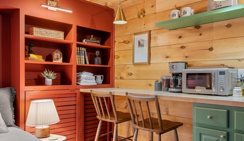 Deluxe Room, 1 Queen Bed, Refrigerator & Microwave, Courtyard Area