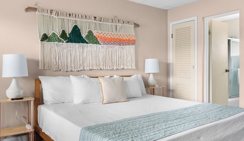 Signature Studio Suite, 1 King Bed, Kitchenette, Pool View