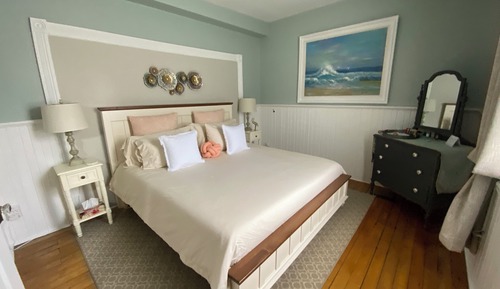 Deluxe Room, 1 King Bed, Private Bathroom