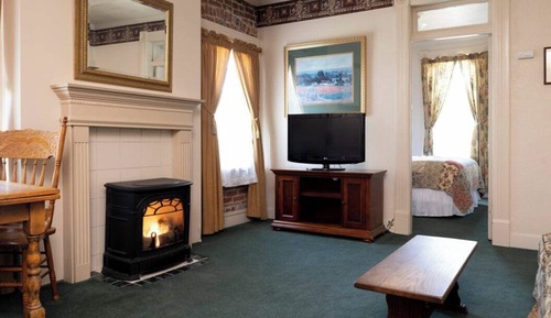 Suite, 1 King Bed with Sofa bed, Pets Allowed