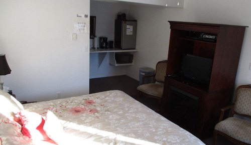 Standard Room, 1 King Bed, Refrigerator & Microwave, River View (Kings Landing)