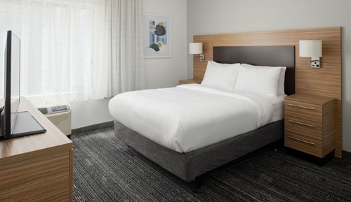 Suite, 1 Bedroom (Mobility/Hearing Access, Roll-In Shwr)