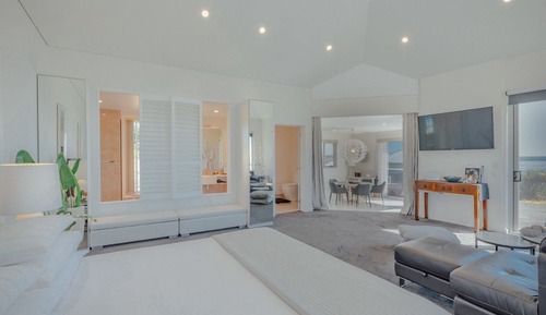 Luxury Waterfront Villa, Jacuzzi & Sauna 