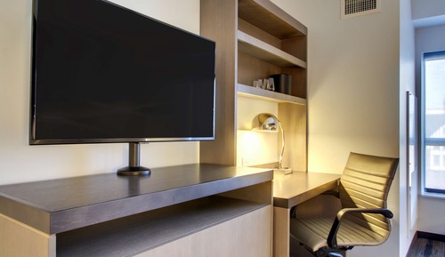 Room, 1 King Bed, City View (Den)