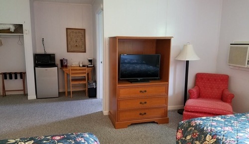 Economy Room, 2 Queen Beds, Accessible, Mountain View