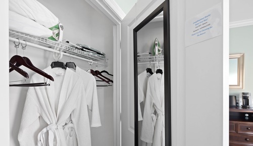 Deluxe King w/ Private Hallway Bathroom