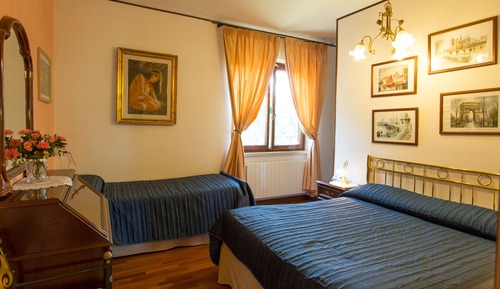 Camera1 Doppia/Tripla con frigo, bagno privato, vista parco, primo piano, letto matrimoniale+singolo