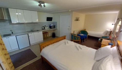 Room (8)