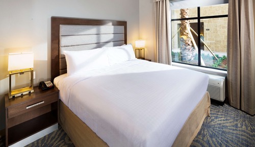Suite, 1 King Bed, Accessible (Hearing)
