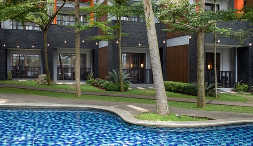 Deluxe Pool Access