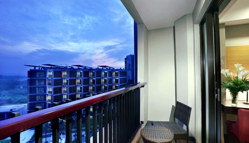 Deluxe Pool View