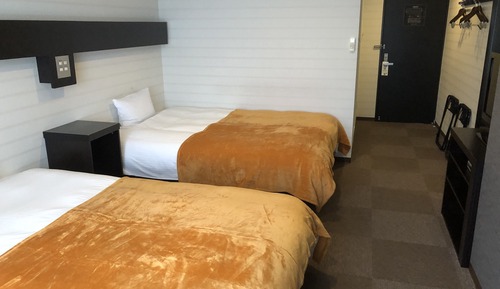 Twin Room B, Smoking