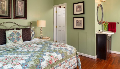 Room, Private Bathroom (Apple Blossom Farm House PrairiFire)