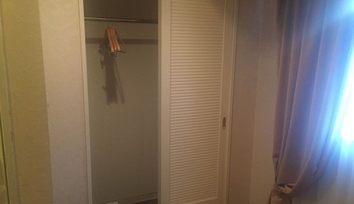 Twin Room, Smoking