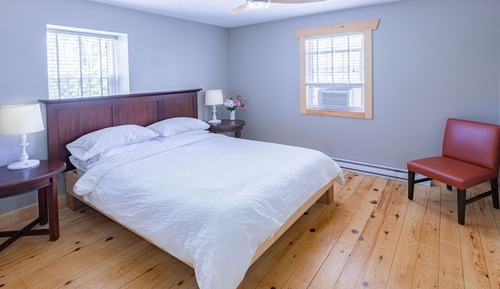 The Georgian Room Queen Bed, Shared Washroom