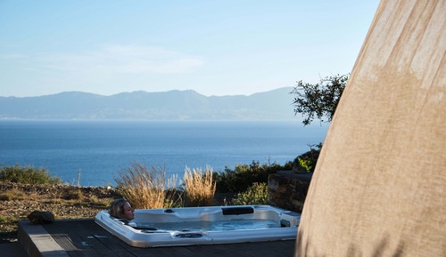 Sunrise Retreat with outdoor Hot Tub & Sea Views