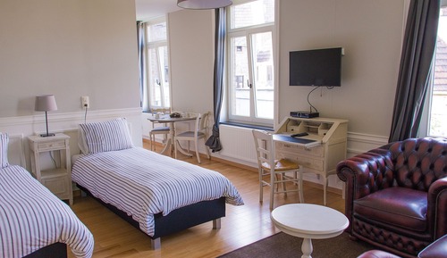 Business Suite, Kitchen, Garden View