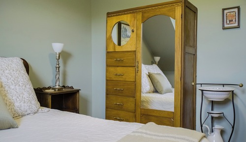 Classic Single Room, 1 Queen Bed