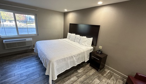 Standard Room, 1 King Bed (Smoke Free)
