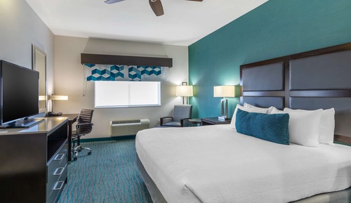 Standard Room, 1 King Bed, Accessible, Bathtub